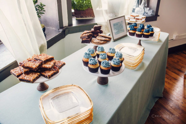 blue-sweets-table-cupcakes-woodstands