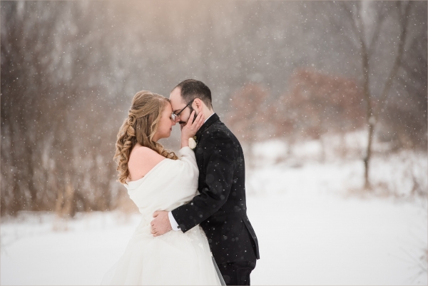 Winter wedding in Illinois with snow falling