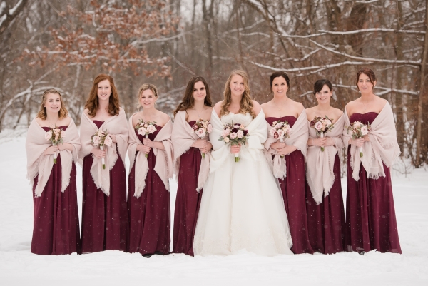 Winter wedding in Illinois with snow falling