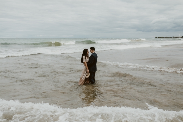 Chicago Beach Waves Engagement Session Uriel Photography (4)