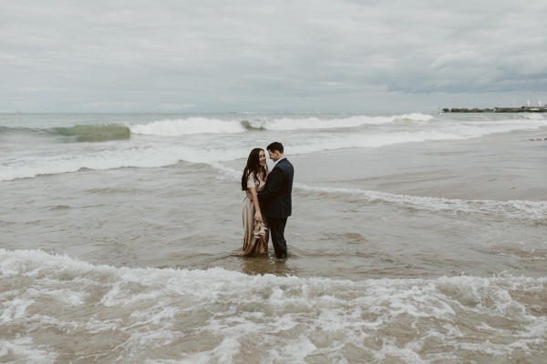 Chicago Beach Waves Engagement Session Uriel Photography (5)